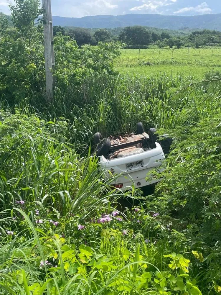 Homem capota o veículo na Zona Rural
