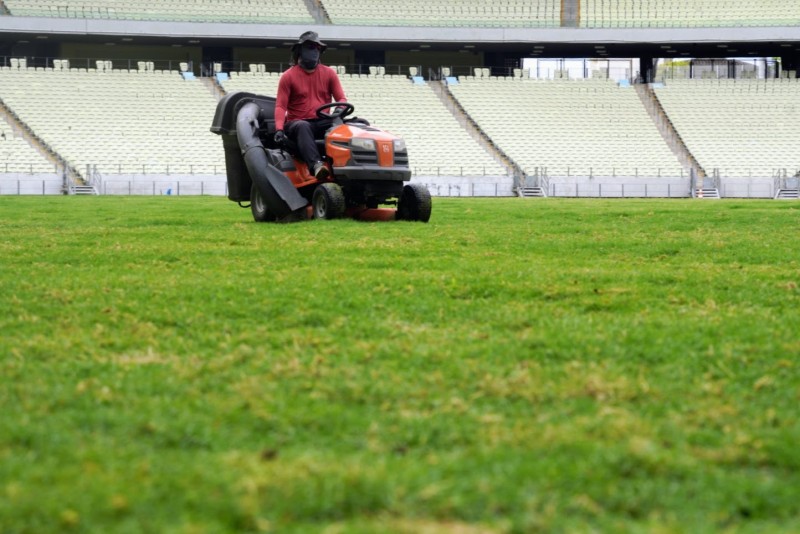 Novo gramado da Arena Castelão recebe primeiro corte; entrega é prevista para março