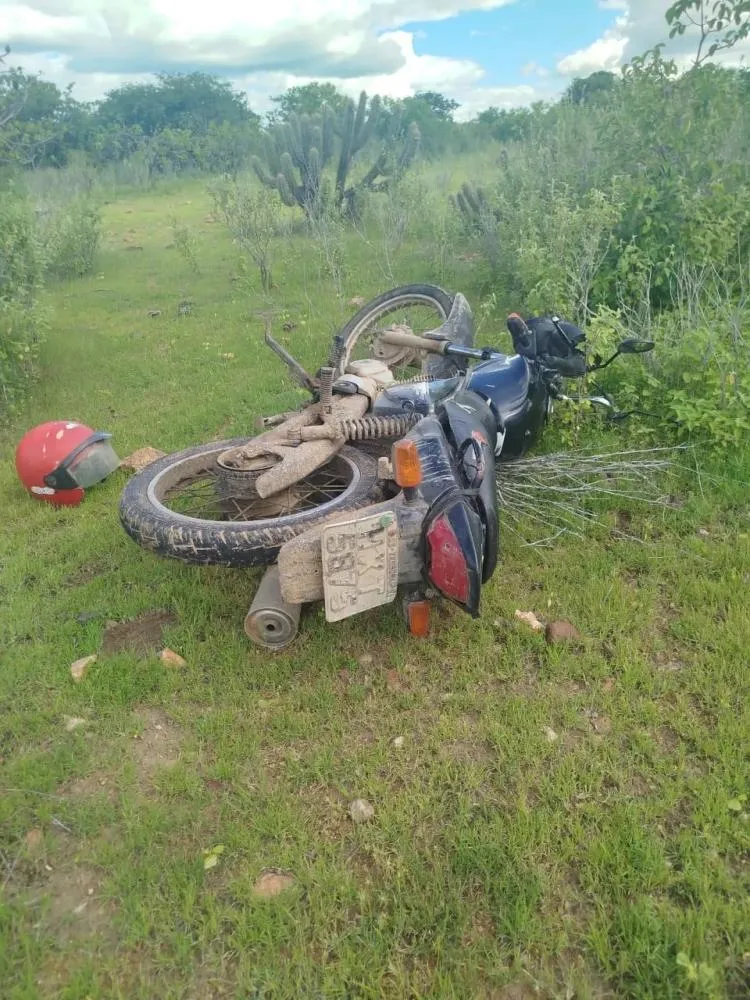 Motocicleta furtada é encontrada abandonada na Zona Rural
