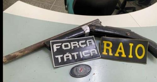 Jovem é preso após policiais encontrarem uma espingarda em sua residência