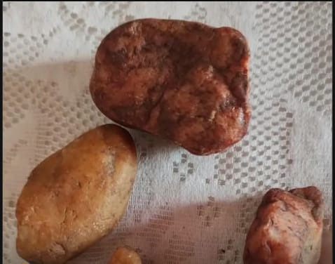 Pedras são jogadas no telhado de uma residência de forma misteriosa na Zona Rural de Independência