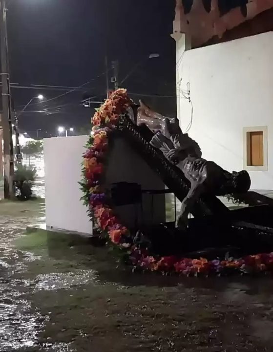 Ventania forte derruba monumento com imagem de Cristo em Icó