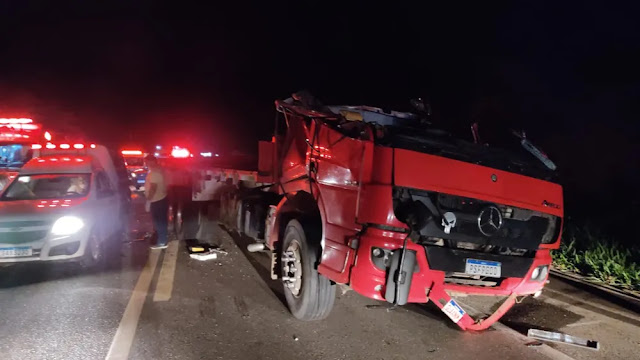 Colisão entre caminhão e carreta deixa motorista morto na BR-222, em Forquilha