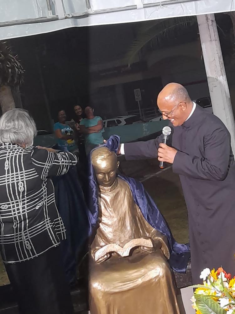 Padre Paulo ganha estátua em praça pública 