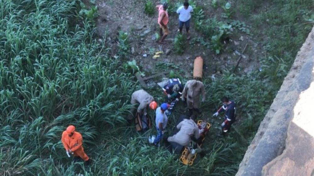 Mulher é socorrida depois de cair da ponte da Barragem de Quixeramobim