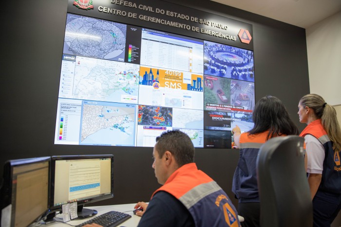 Governo de SP discute novo sistema de alerta de risco com operadoras de celular