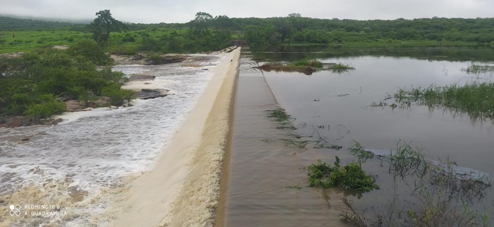 Barragem de Poço da Cobra sangra após chuvas