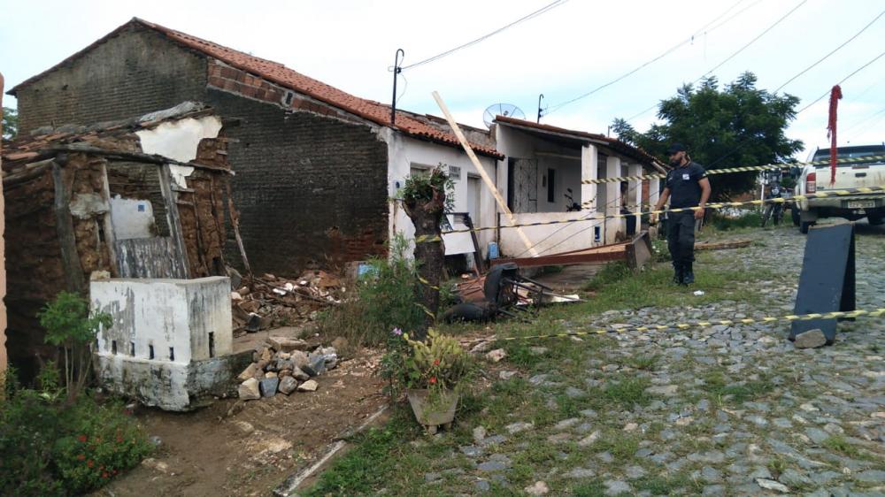 Casa cai após as chuvas no Bairro Alto do Recreio