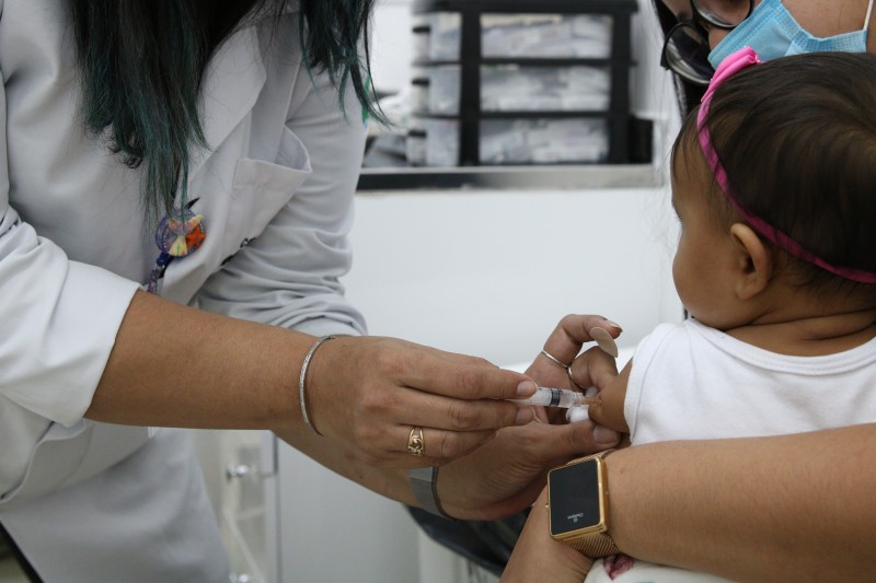 País recebe vacinas contra covid-19 para crianças de 6 meses a 3 anos