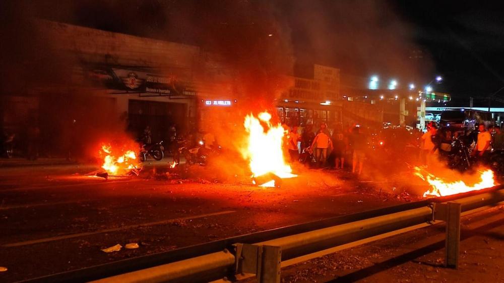 Manifestantes começam incêndio e bloqueiam trecho da BR-116 em Fortaleza; veja vídeo