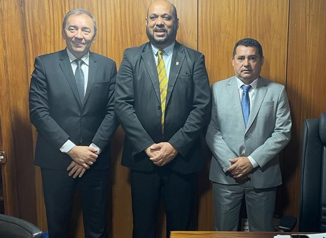 Prefeito Régis Carneiro vai a Brasília em busca de mais recursos