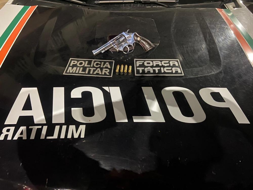 Força Tática e Polícia Militar apreendem revólver municiado 