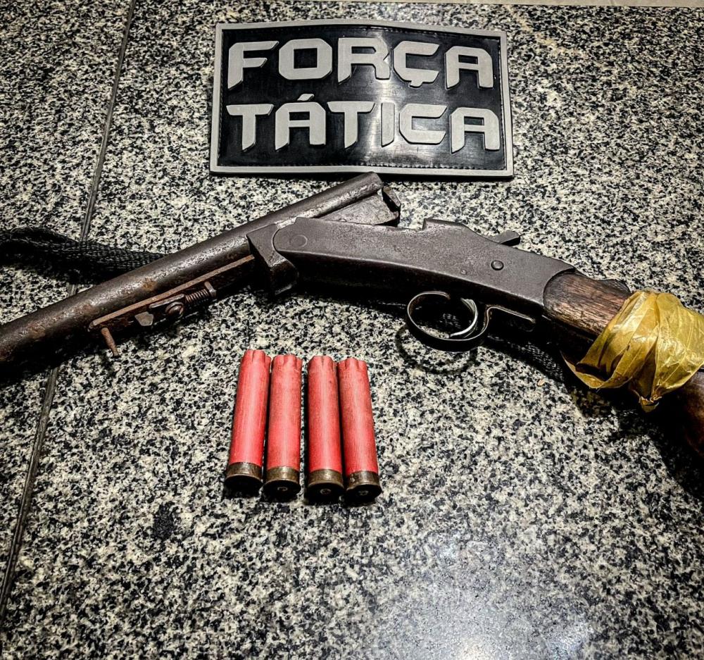 Força Tática prende homem que ameaçou pai e filho e apreende arma de fogo 