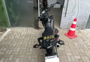 Moto tomada de assalto em Ibaretama é encontrada abandonada na zona rural de Quixadá