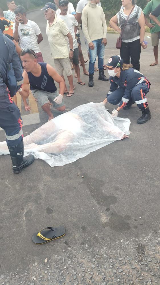 Mulher morre ao colidir na traseira de um ônibus